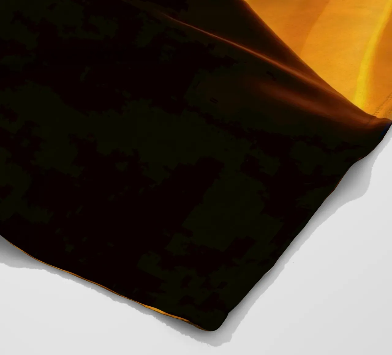 Una luce morbida e dorata delinea la figura di una persona contro una tenda trasparente coperta in pile da DesignDoodle