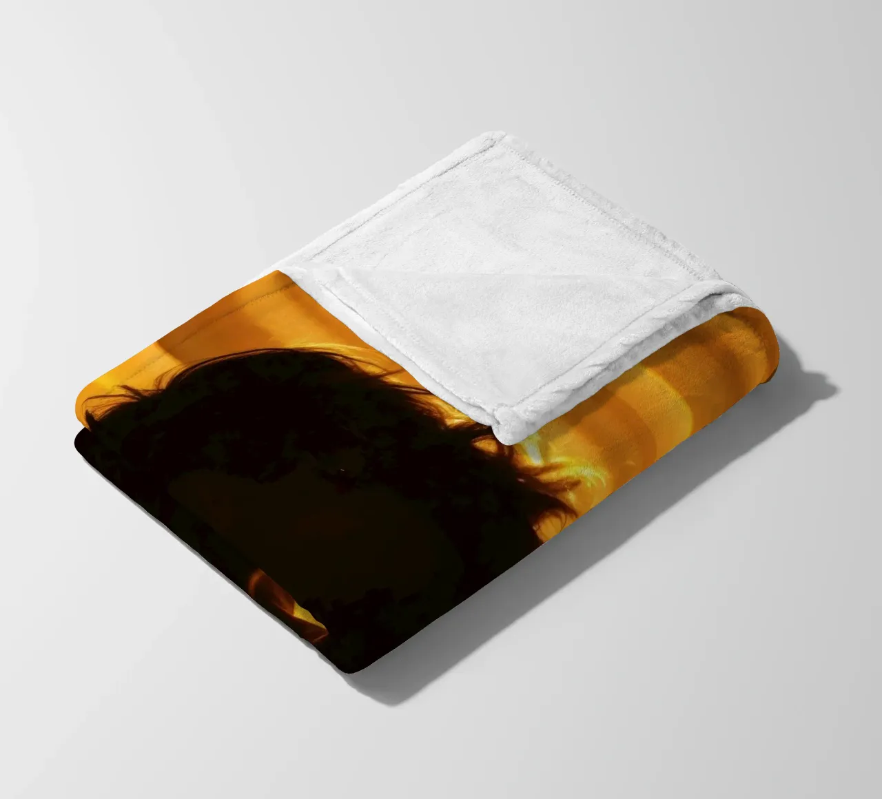 Una luce morbida e dorata delinea la figura di una persona contro una tenda trasparente coperta in pile da DesignDoodle