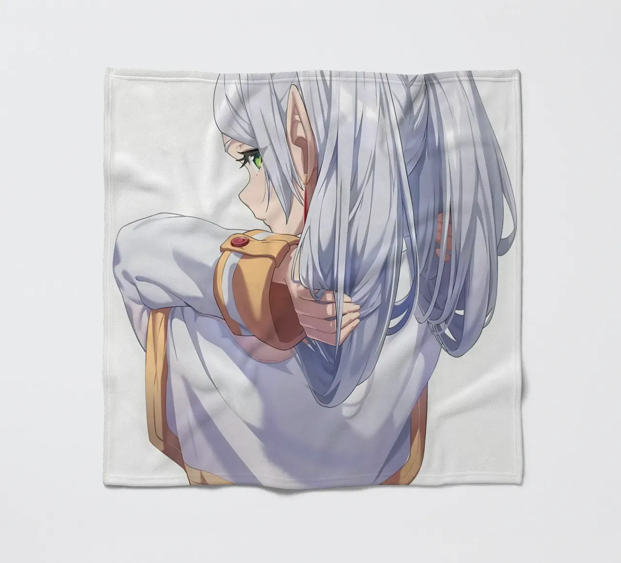 Ragazza carina coperta in pile da Evie Shop
