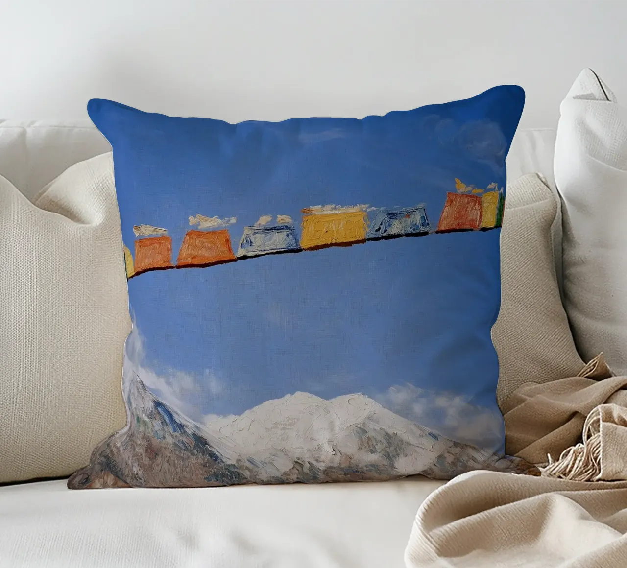 Himalayan Prayer Flags: Mountain Majesty cuscino da FujiBrush