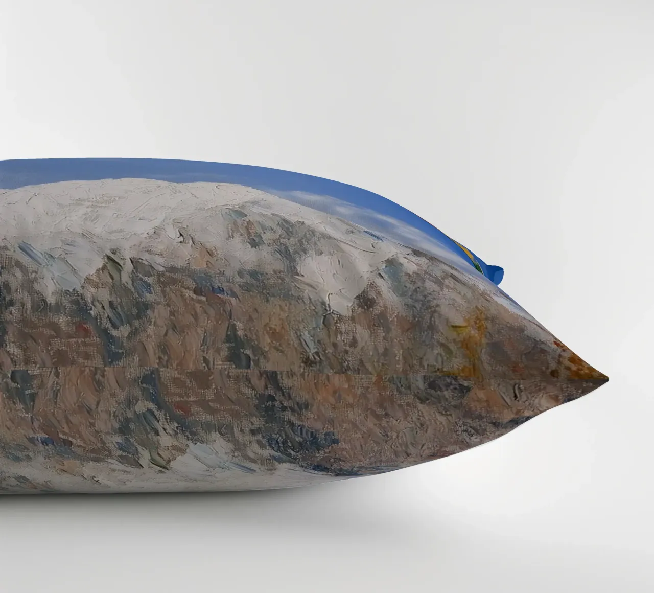 Himalayan Prayer Flags: Mountain Majesty cuscino da FujiBrush