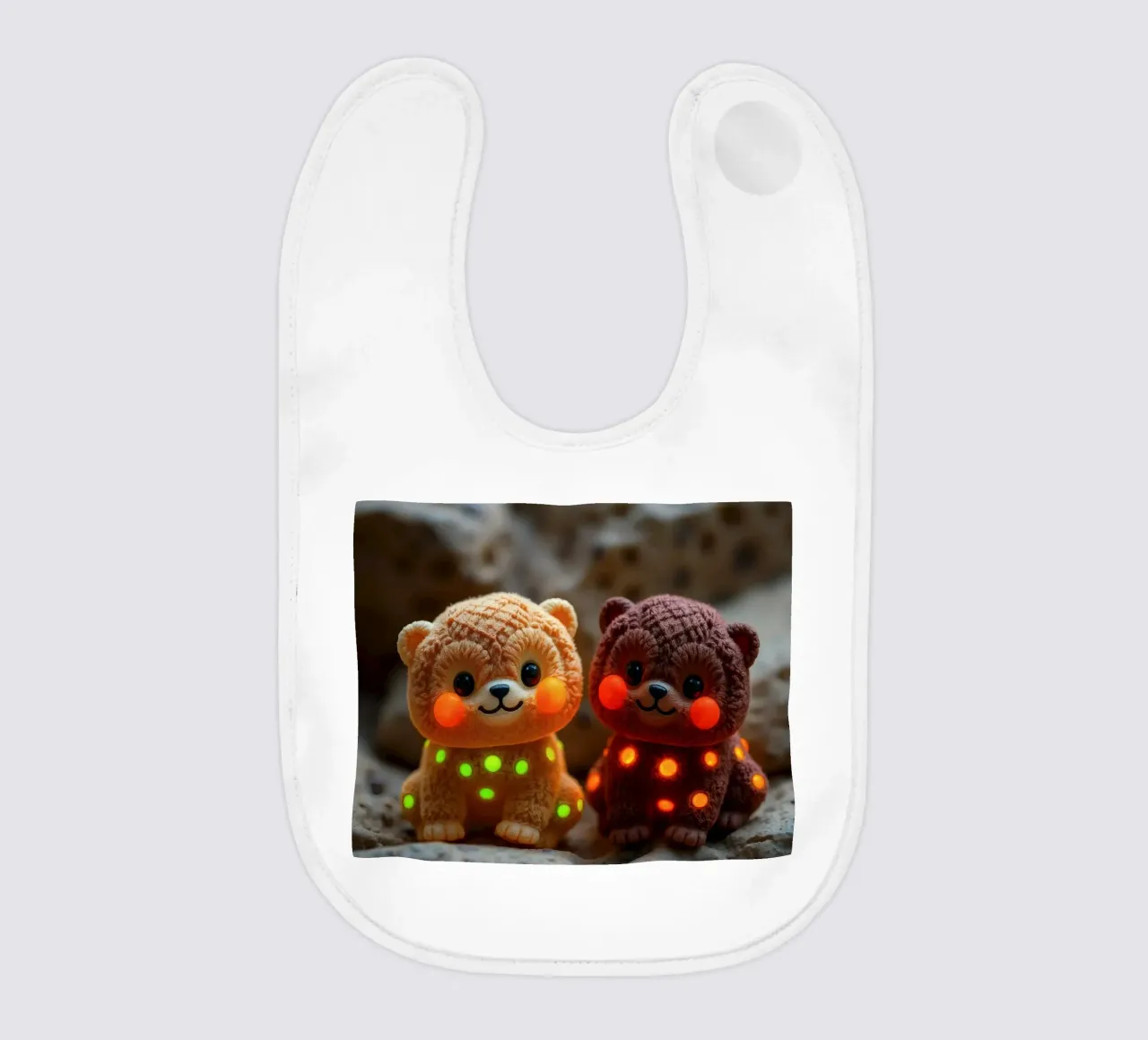 Morbidi orsetti di peluche con macchie luminose siedono su una roccia bavaglino da DesignDoodle