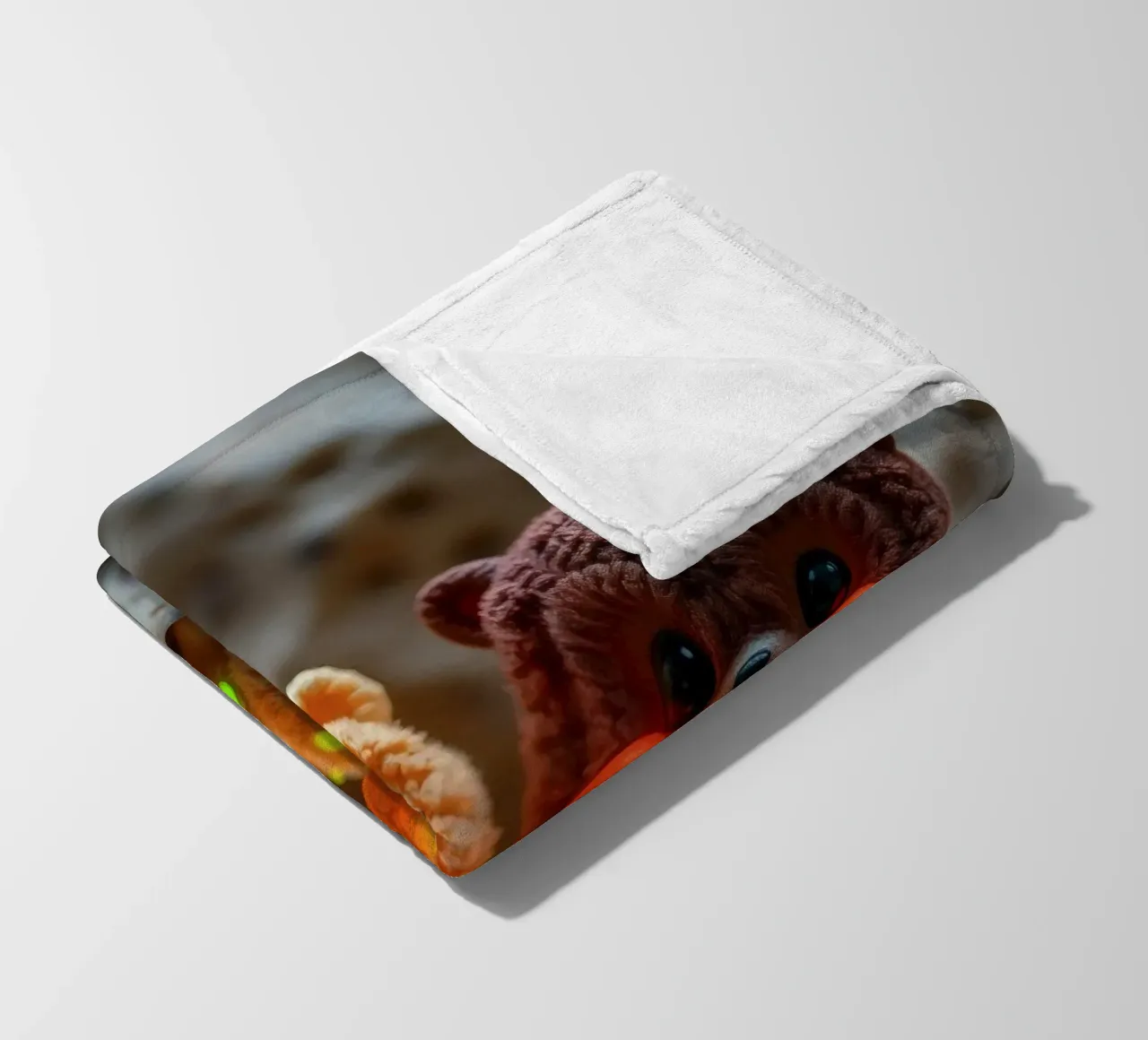 Morbidi orsetti di peluche con macchie luminose siedono su una roccia coperta in pile da DesignDoodle