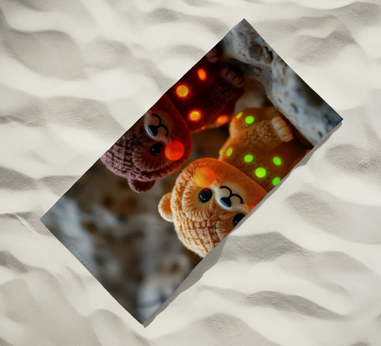 Morbidi orsetti di peluche con macchie luminose siedono su una roccia telo mare da DesignDoodle