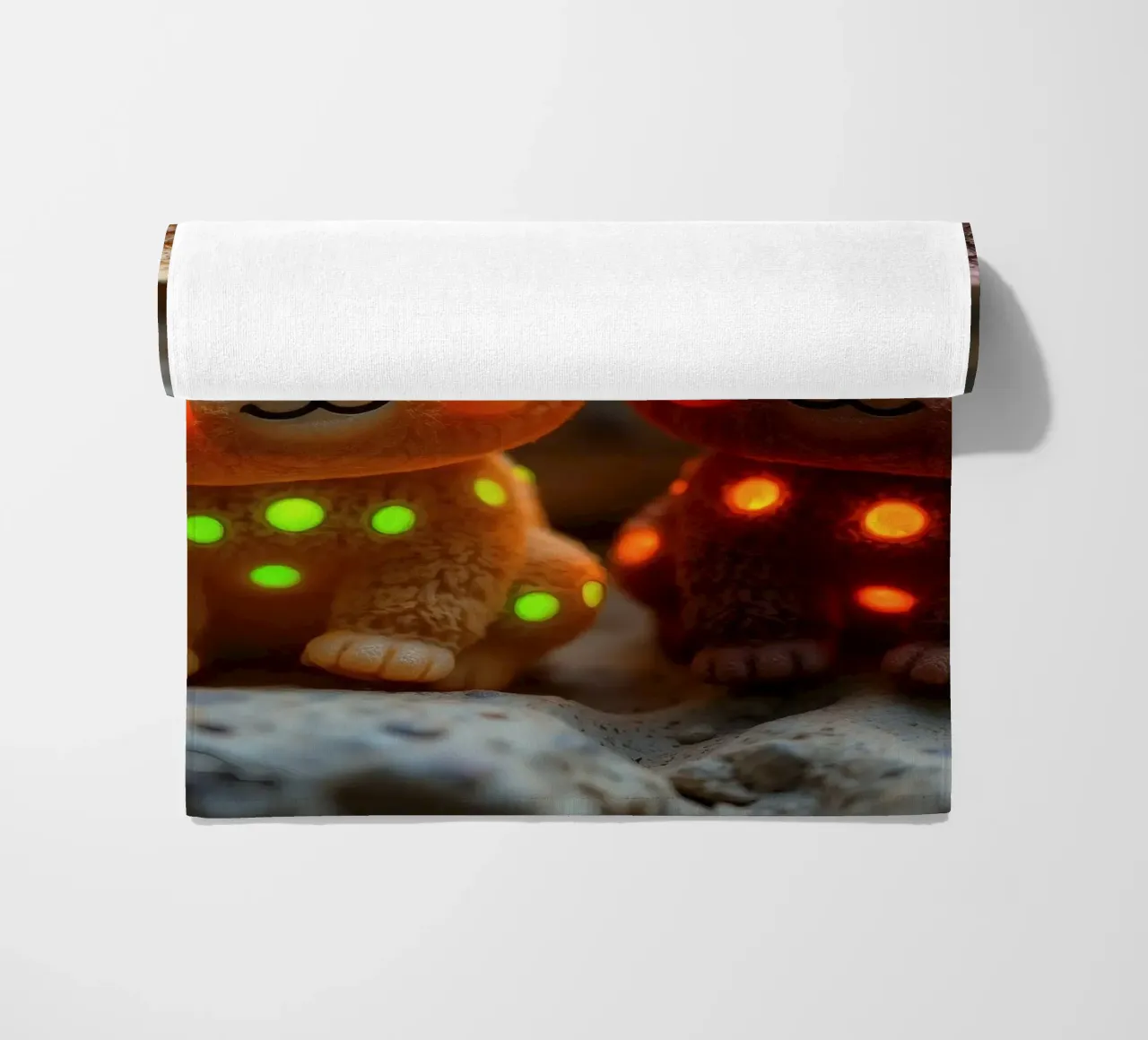 Morbidi orsetti di peluche con macchie luminose siedono su una roccia telo mare da DesignDoodle