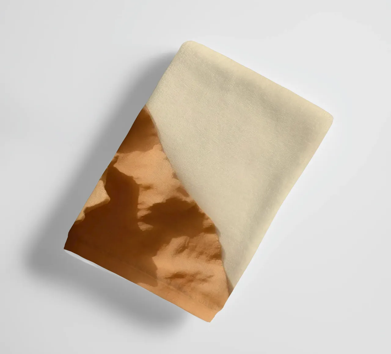 Unieke kleisculptuur die texturen en schaduwen benadrukt badhanddoek van DesignDoodle