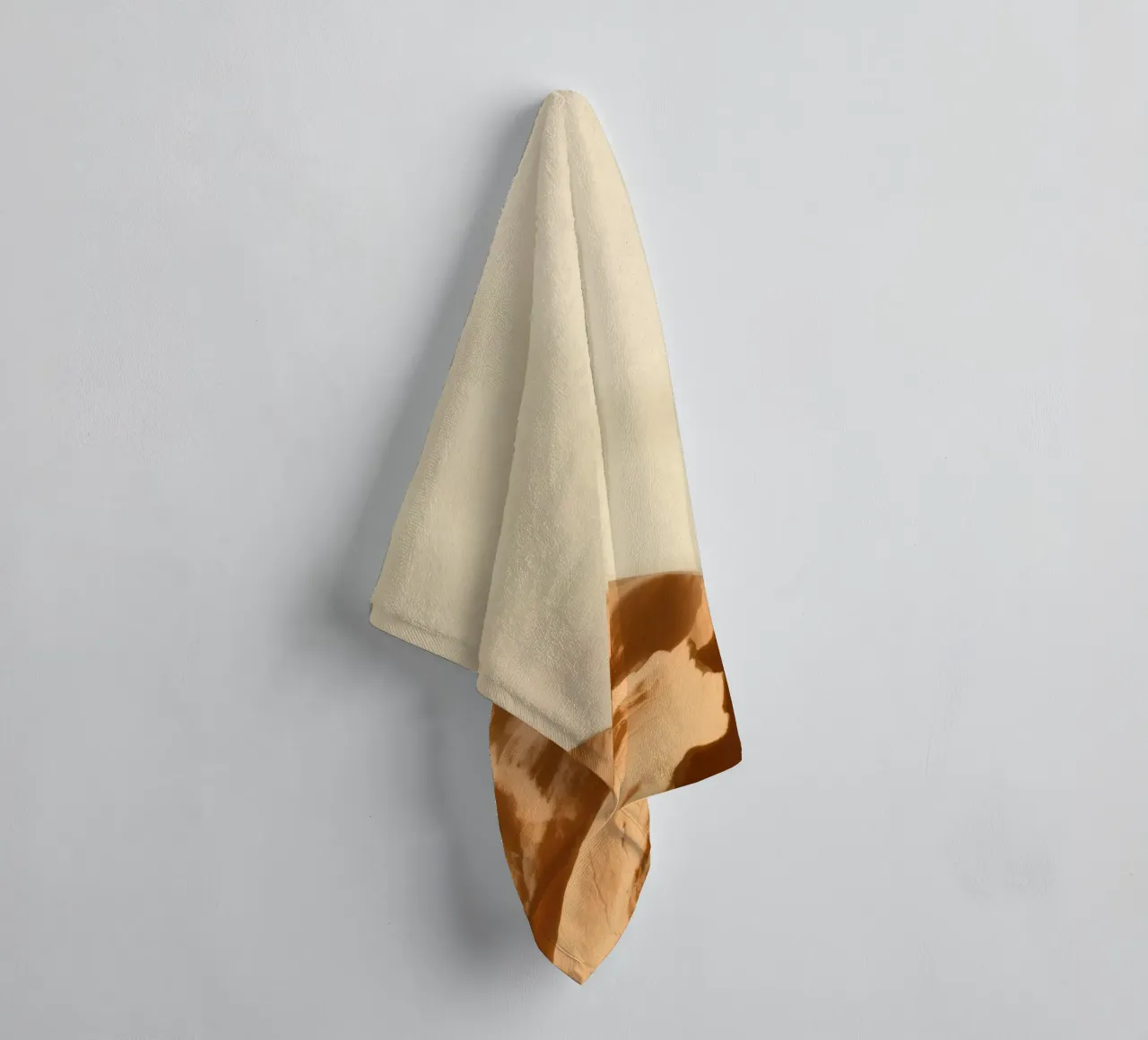 Unieke kleisculptuur die texturen en schaduwen benadrukt badhanddoek van DesignDoodle