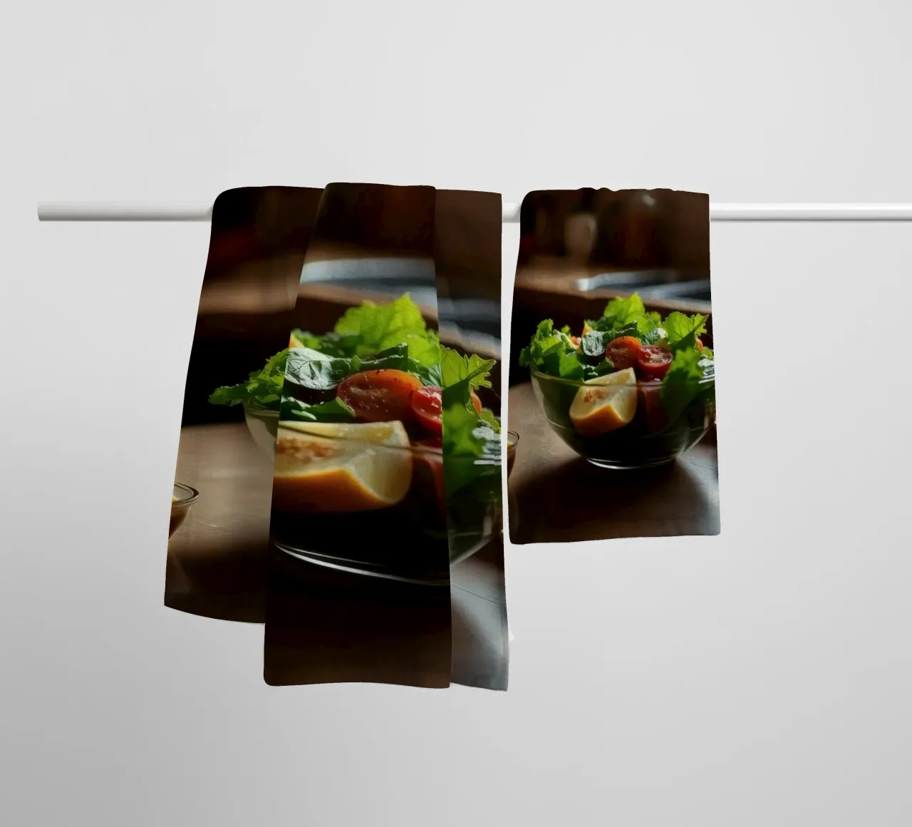 Insalata fresca con verdure e pomodori preparata in una cucina accogliente asciugamano da bagno da DesignDoodle