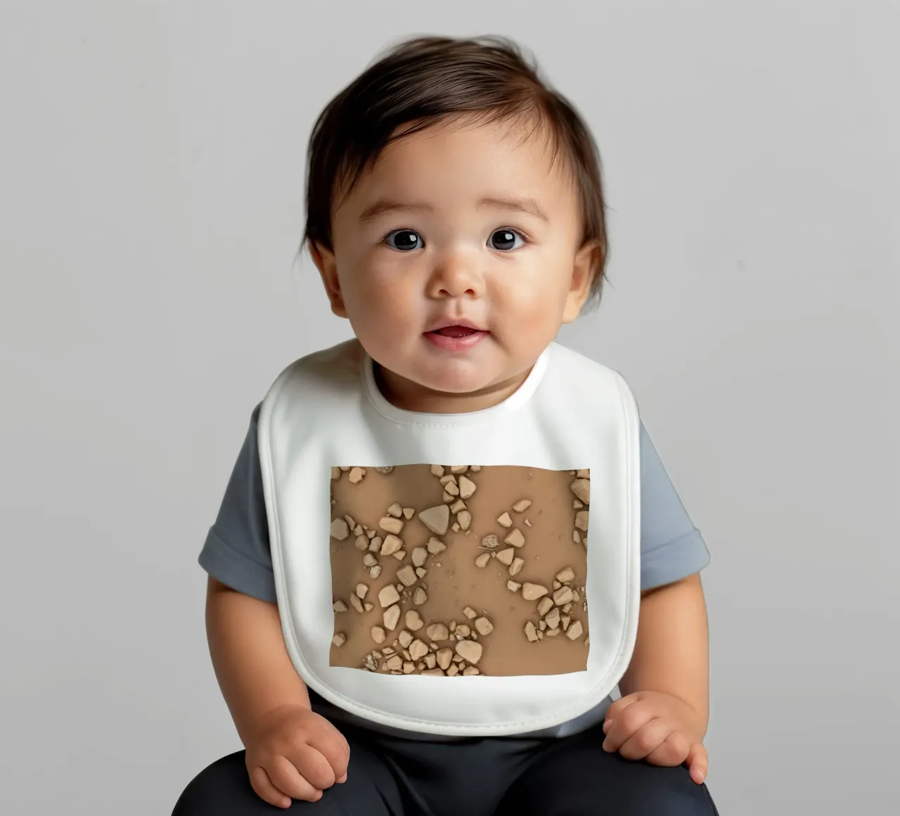 Disposizione naturale di piccole pietre sparse su un fondo marrone bavaglino da DesignDoodle