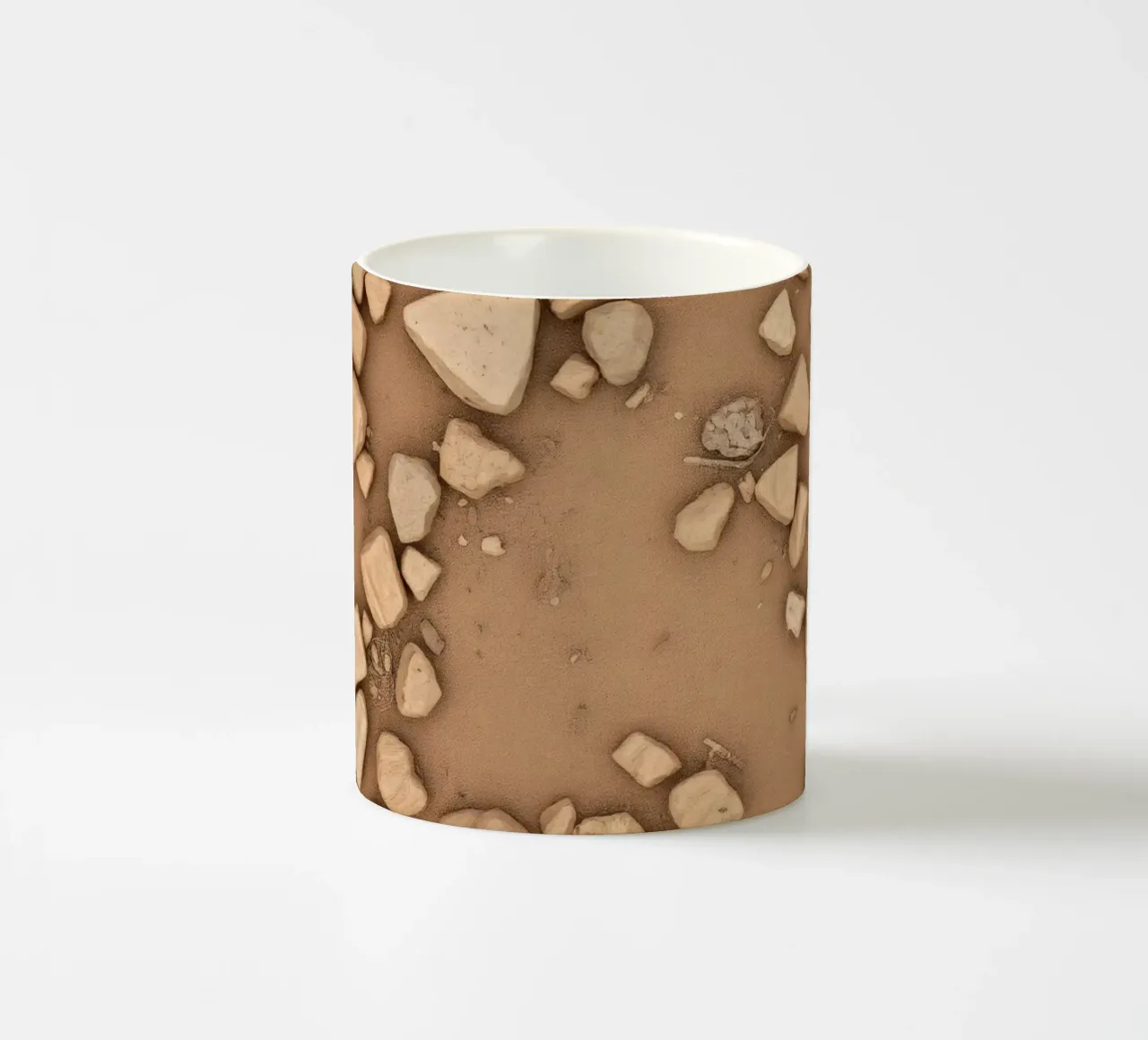 Disposizione naturale di piccole pietre sparse su un fondo marrone tazza in ceramica da DesignDoodle