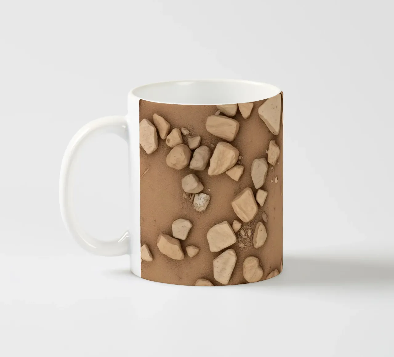 Disposizione naturale di piccole pietre sparse su un fondo marrone tazza in ceramica da DesignDoodle