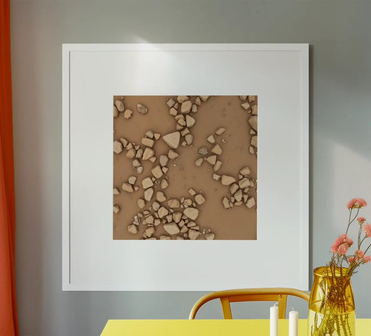 Disposizione naturale di piccole pietre sparse su un fondo marrone carta hahnemühle da DesignDoodle