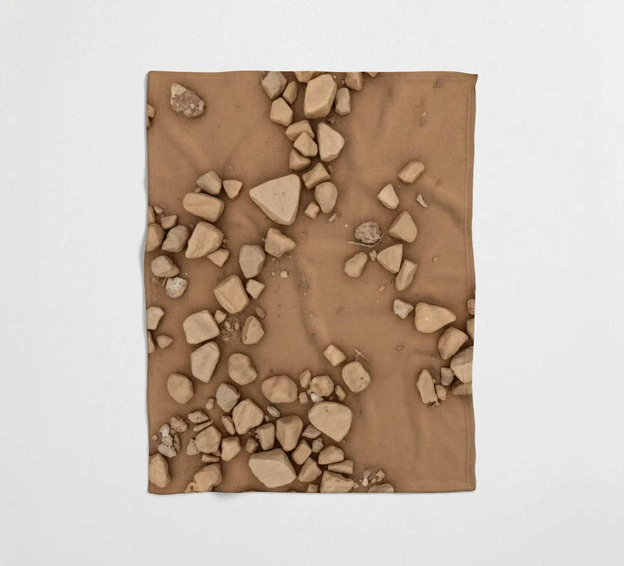 Disposizione naturale di piccole pietre sparse su un fondo marrone coperta in pile da DesignDoodle