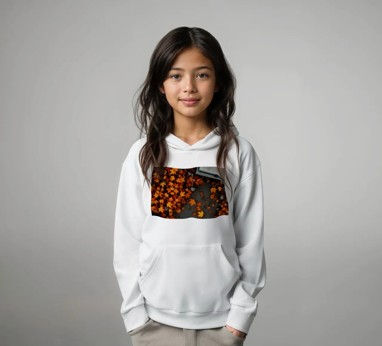 Gouden herfstbladeren op de grond bij een stenen pad kinder hoodie van DesignDoodle