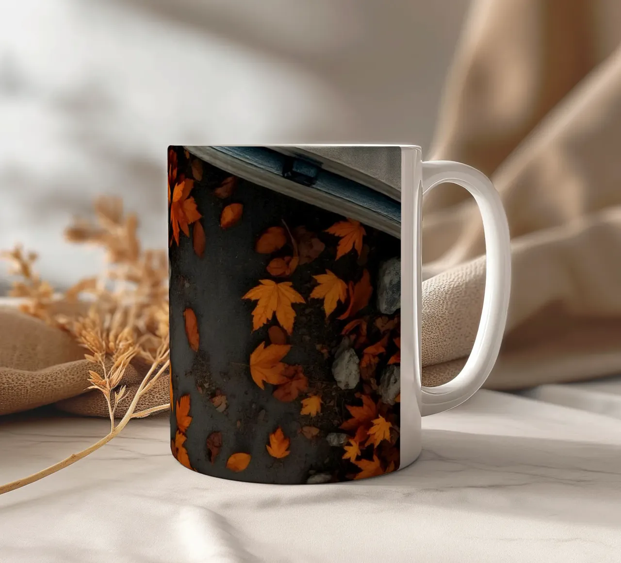 Foglie autunnali dorate si disperdono a terra vicino a un sentiero di pietra tazza in ceramica da DesignDoodle