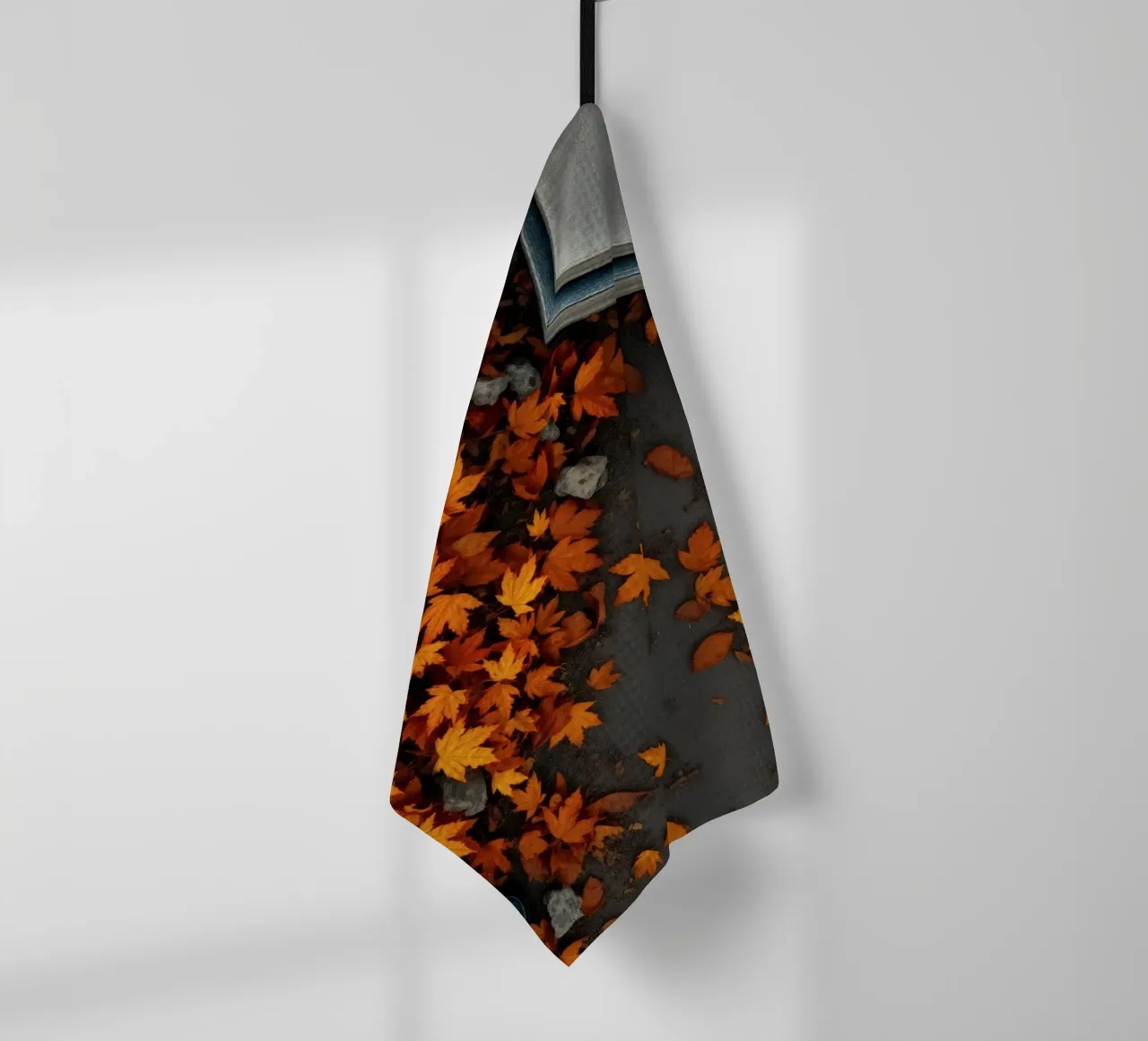 Des feuilles d'automne dorées s'éparpillent sur le sol près d'un chemin de pierre torchon de DesignDoodle