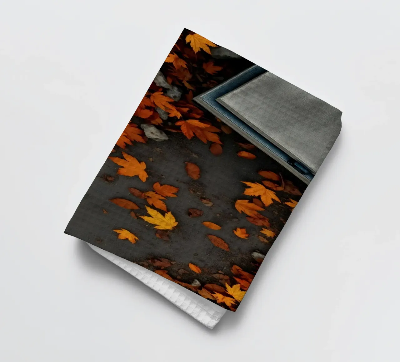 Des feuilles d'automne dorées s'éparpillent sur le sol près d'un chemin de pierre torchon de DesignDoodle