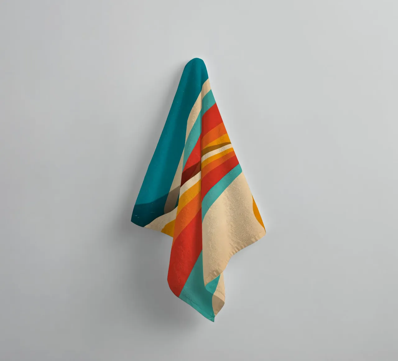 Retro-Vibes | Abstraktes 70er Jahre Streifen Motiv Handtuch von Autofocus