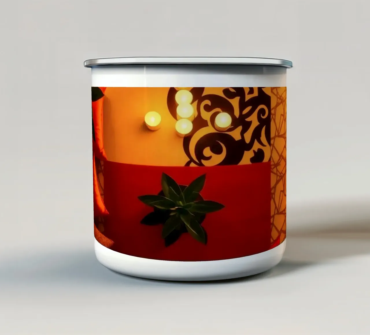 caldo Accogliente salotto interno con cuscini decorativi e piante tazza in smalto da DesignDoodle