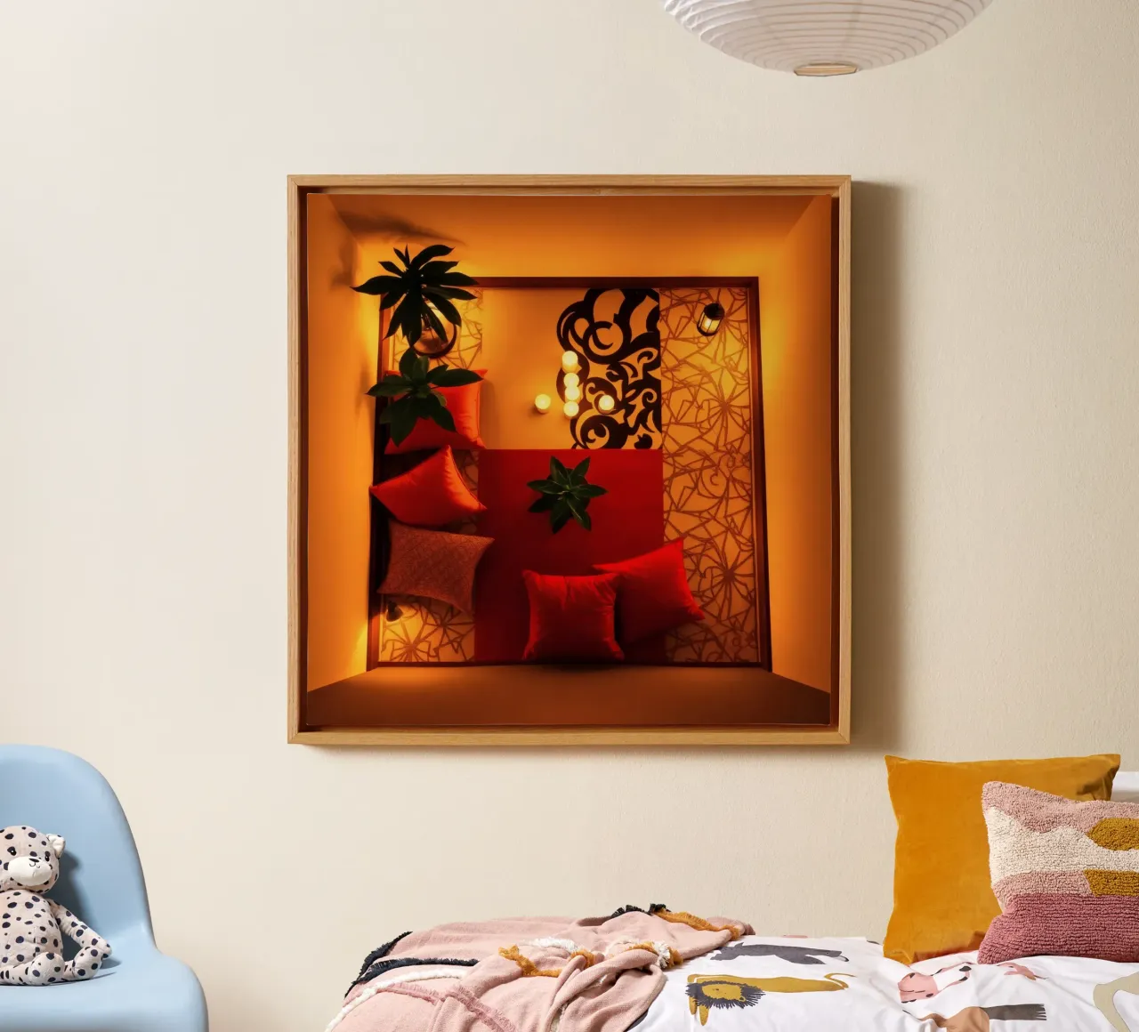 caldo Accogliente salotto interno con cuscini decorativi e piante tela con Cornice a cassetta da DesignDoodle