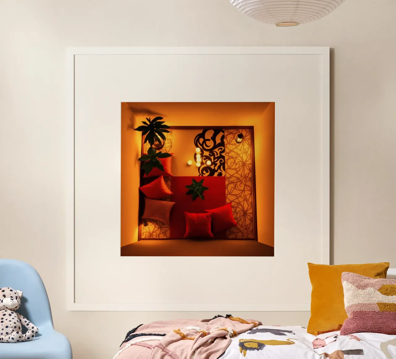 caldo Accogliente salotto interno con cuscini decorativi e piante poster con telaio in alluminio da DesignDoodle