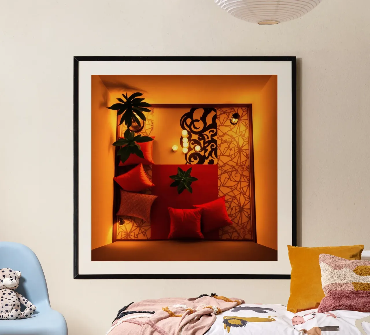 caldo Accogliente salotto interno con cuscini decorativi e piante poster con telaio in alluminio da DesignDoodle