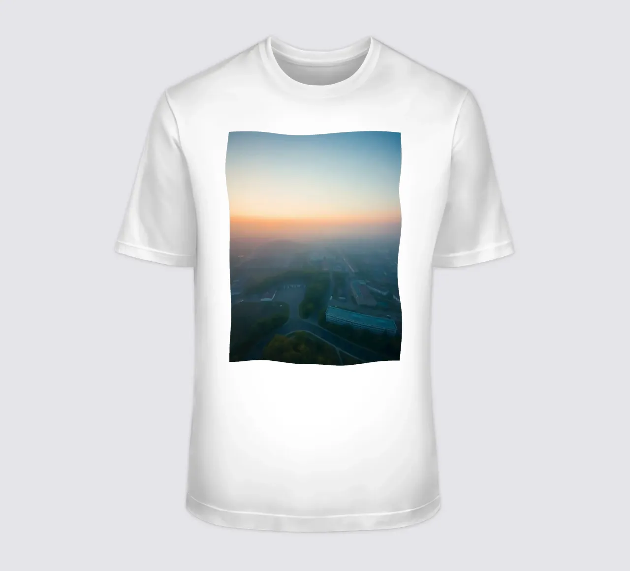 Un'alba nebbiosa su un paesaggio urbano dai tenui colori pastello t-shirt da DesignDoodle