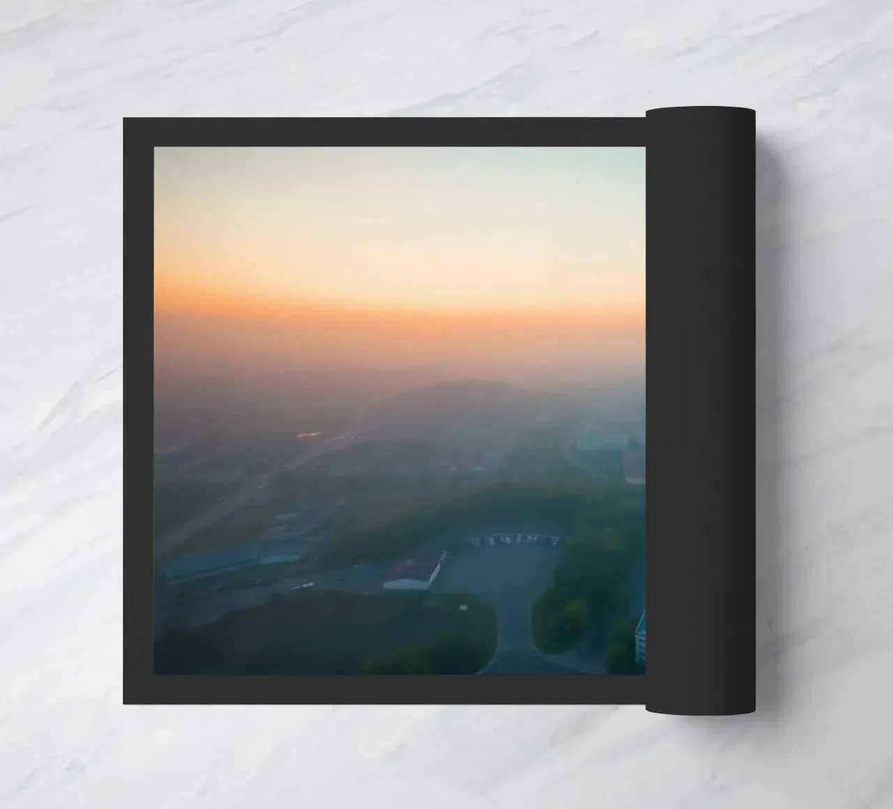 Un'alba nebbiosa su un paesaggio urbano dai tenui colori pastello zerbino da DesignDoodle