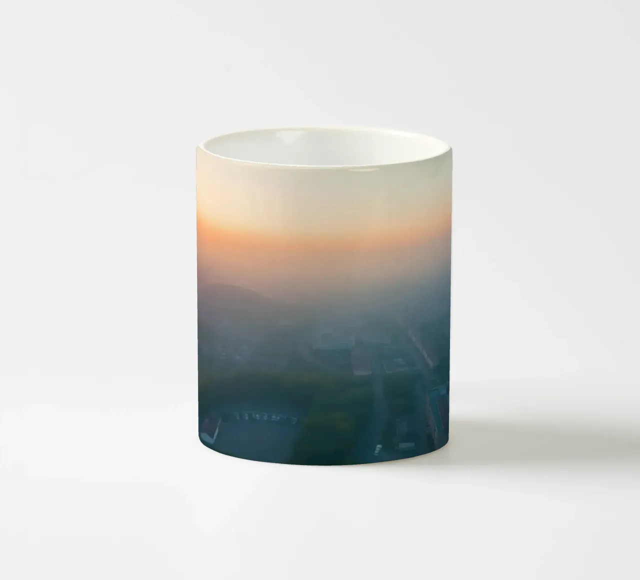 Un'alba nebbiosa su un paesaggio urbano dai tenui colori pastello tazza in ceramica da DesignDoodle