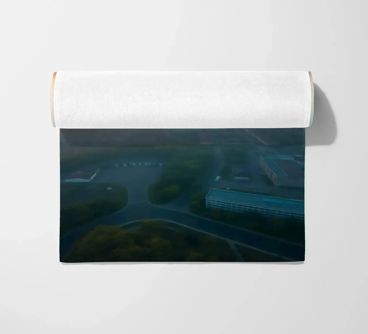 Un'alba nebbiosa su un paesaggio urbano dai tenui colori pastello telo mare da DesignDoodle