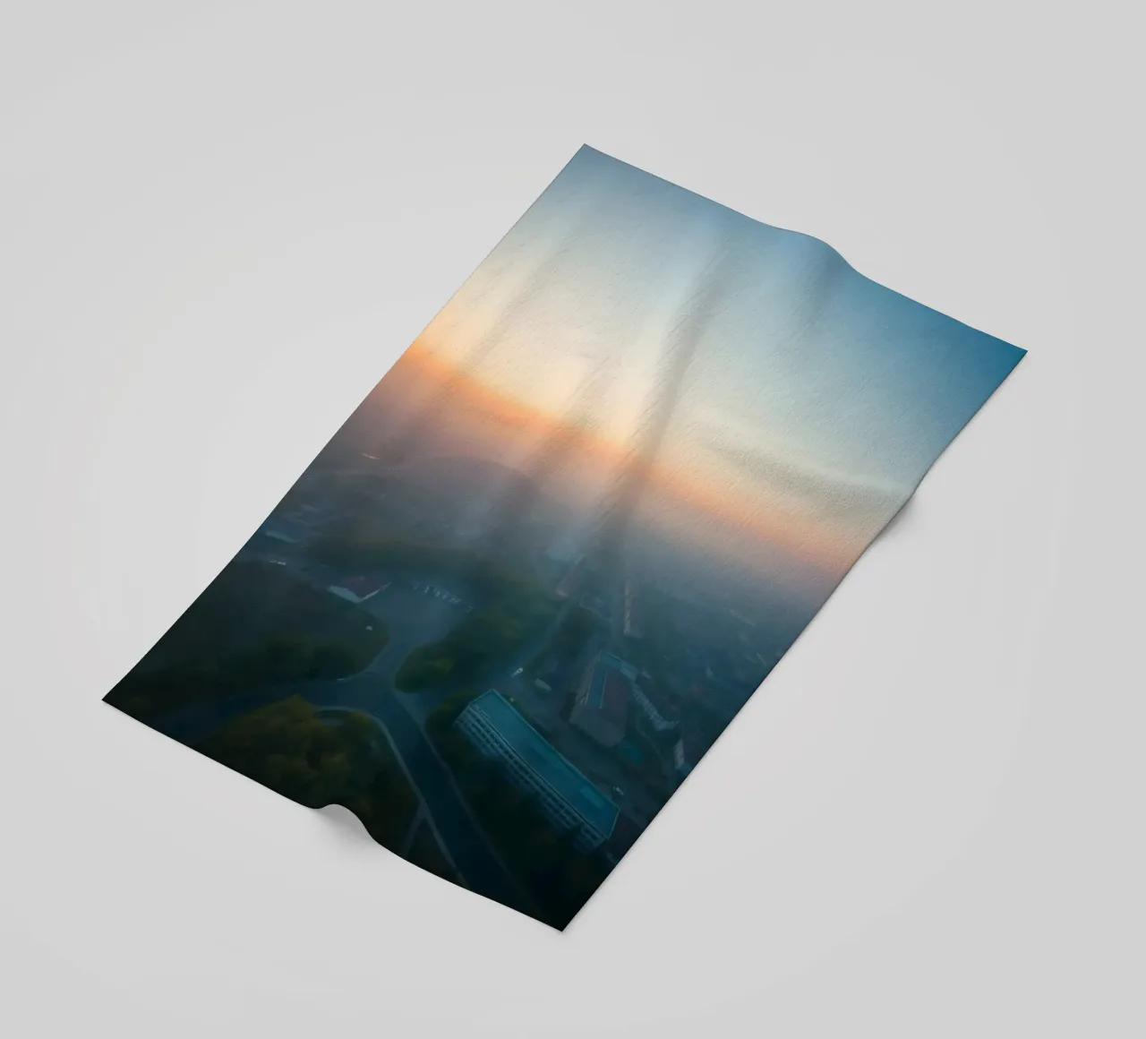 Un'alba nebbiosa su un paesaggio urbano dai tenui colori pastello telo mare da DesignDoodle