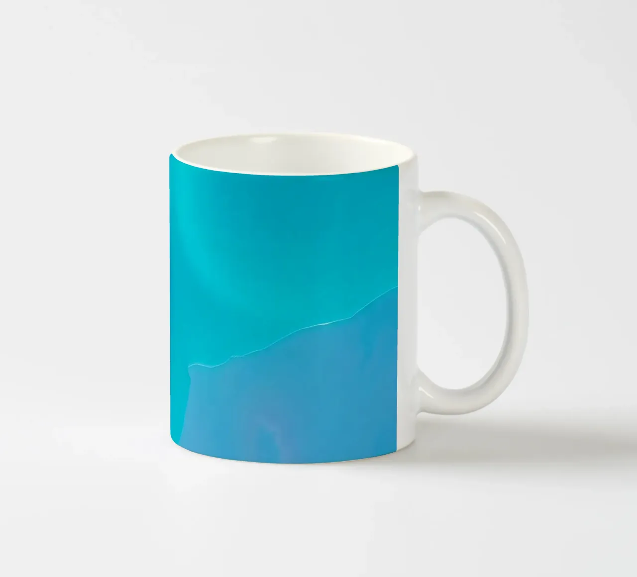 acque turchesi e spiagge sabbiose in una giornata di sole tazza in ceramica da DesignDoodle