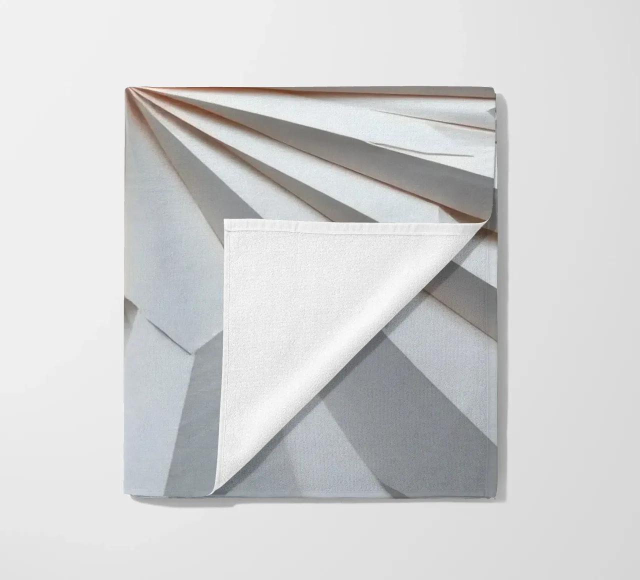 wit papieren ontwerp dat uitstraalt vanuit het midden strandhanddoek van DesignDoodle