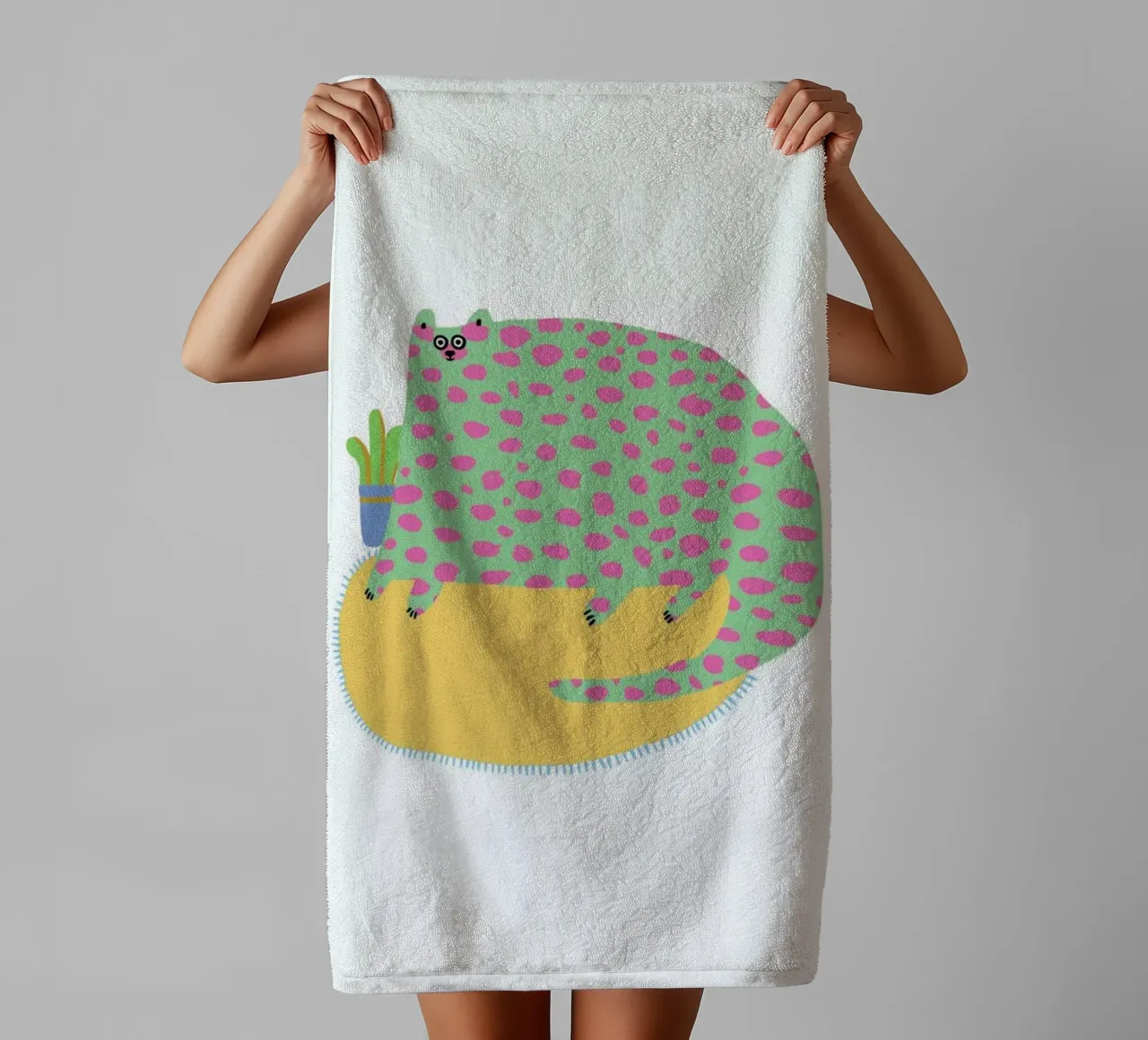 Purple & Green Cat Handtuch von Lora O'Callaghan