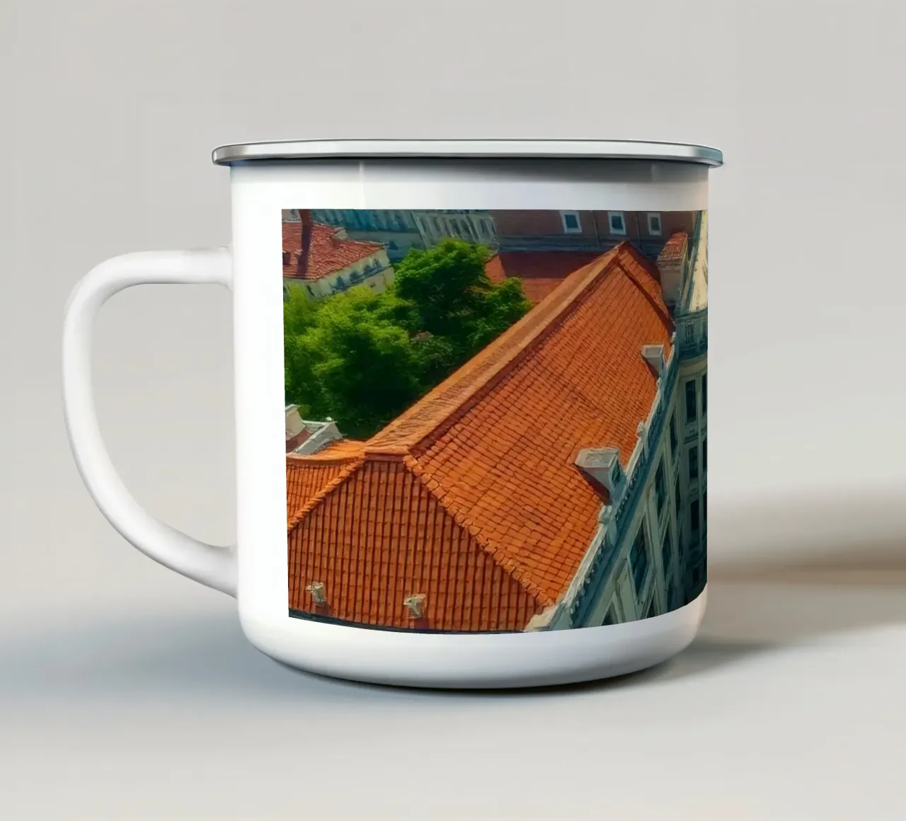 Edificio storico con tetti arancioni e una città vivace tazza in smalto da DesignDoodle