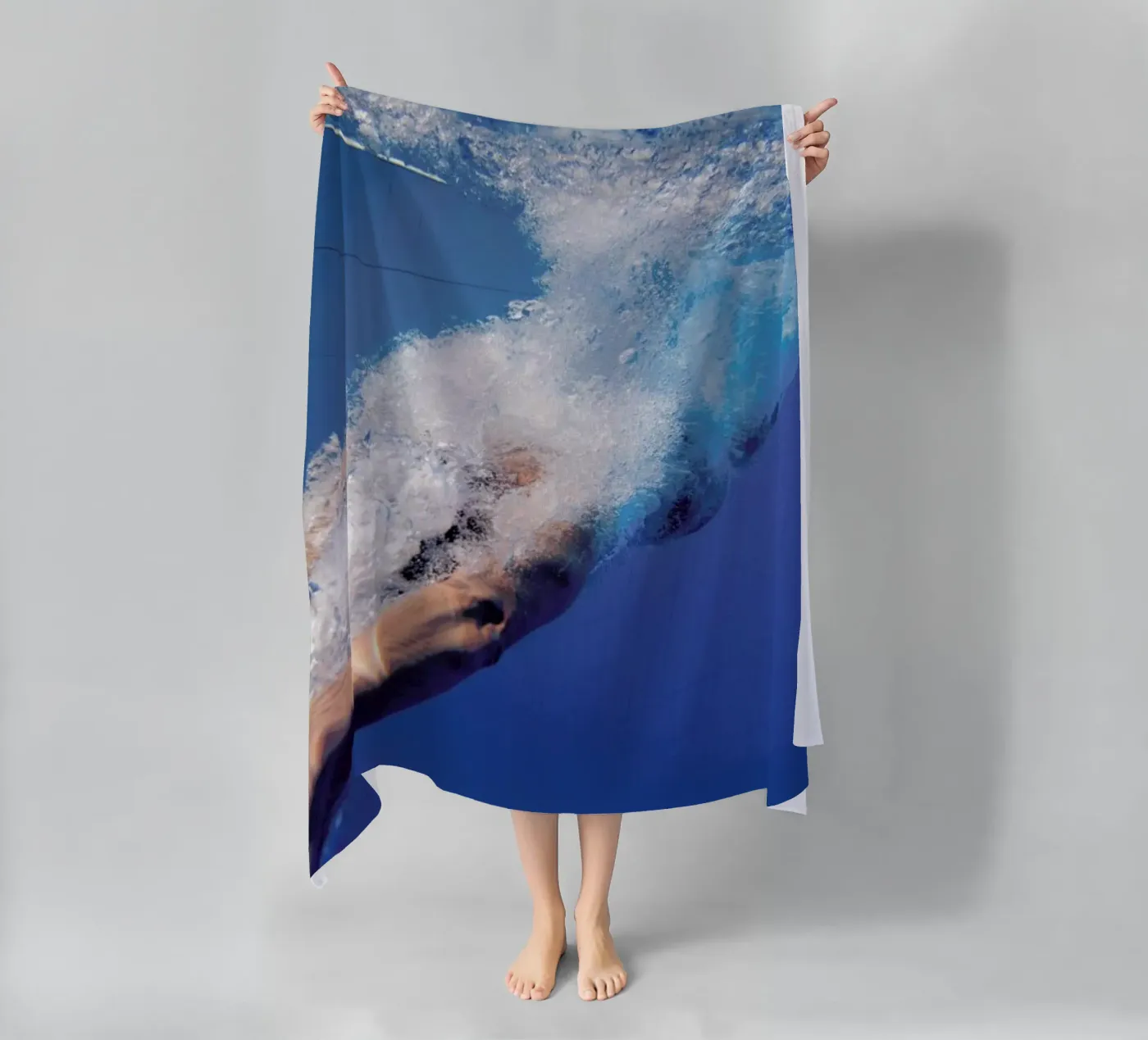 Diving Beneath Strandtuch von EyeEm Mobile GmbH