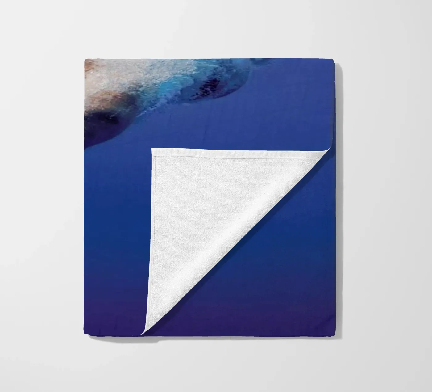 Diving Beneath Strandtuch von EyeEm Mobile GmbH