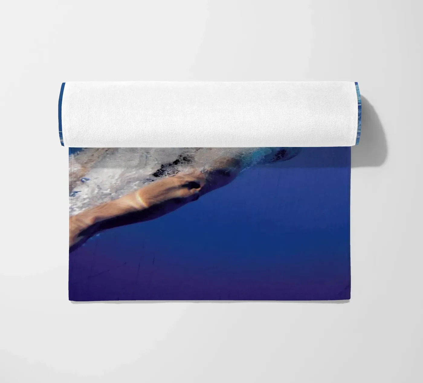 Diving Beneath Strandtuch von EyeEm Mobile GmbH