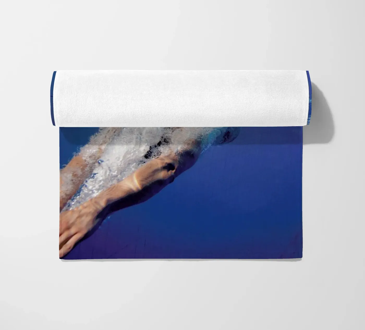 Diving Beneath Strandtuch von EyeEm Mobile GmbH