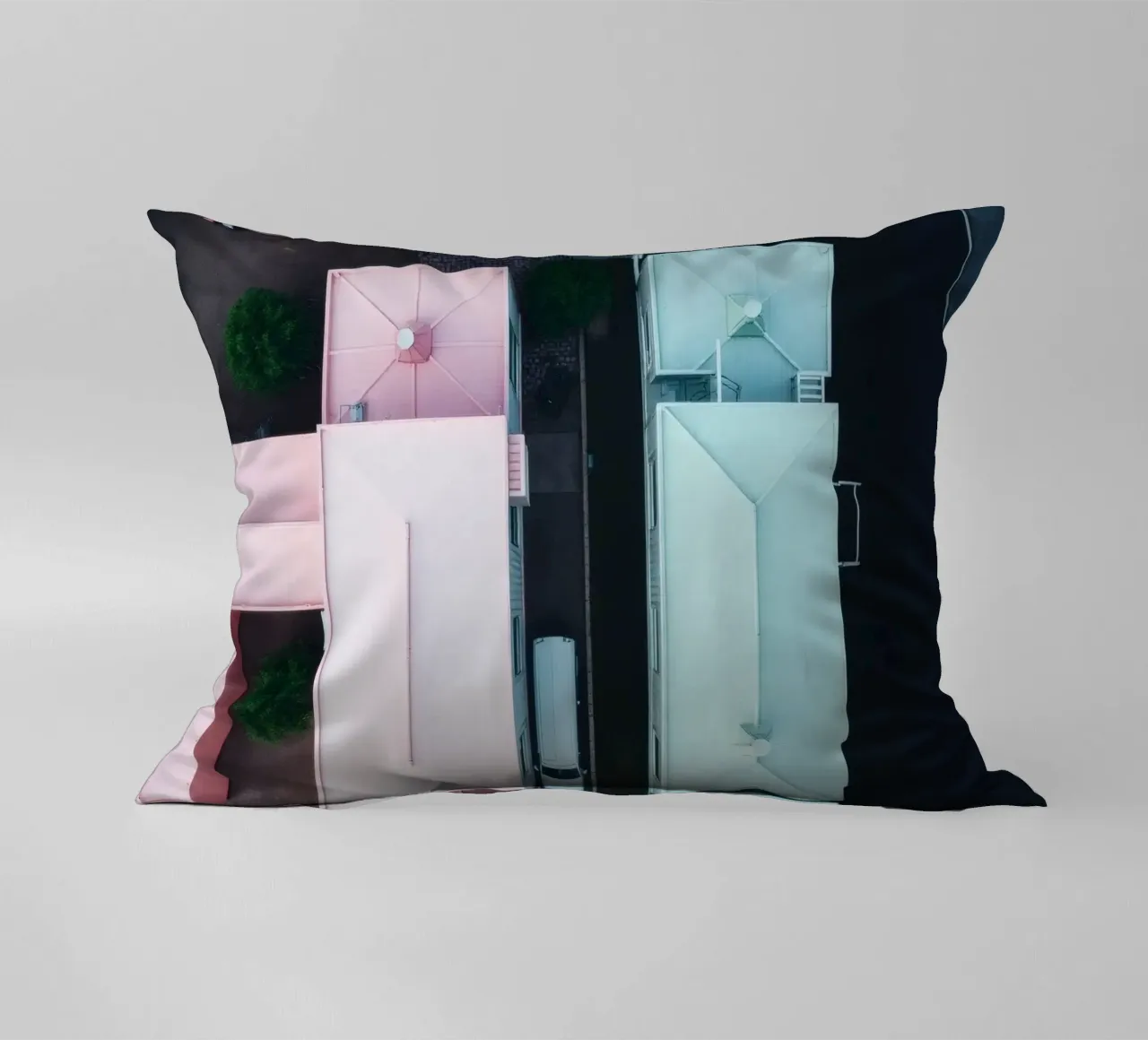 Unica veduta aerea di edifici color pastello con alberi cuscino da DesignDoodle