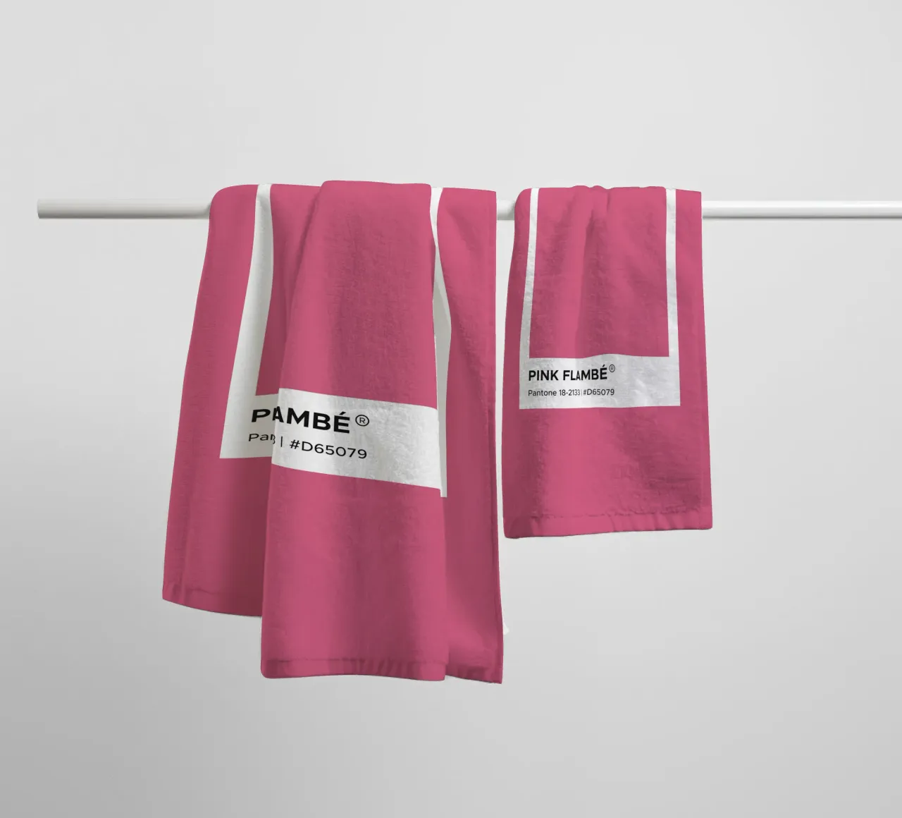 Pink Flambe Pantone asciugamano da bagno da Paigaam Studio