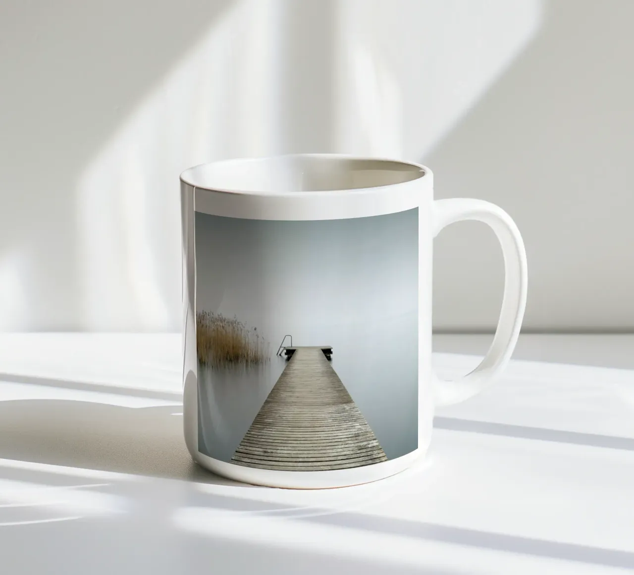 Pontile Sul Lago Garda I tazza in ceramica da Michael J. Reibert