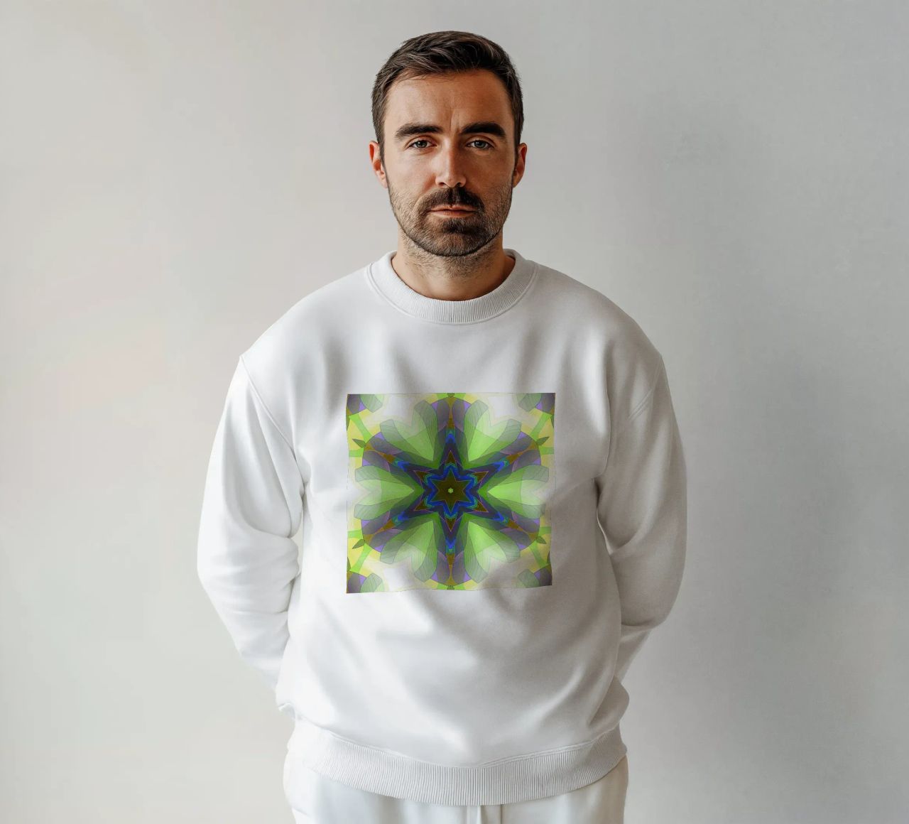 Kaléidoscope avec formes décorées dans les tons vert-jaune-bleu sweat de Gürsel Yesil Digital Art