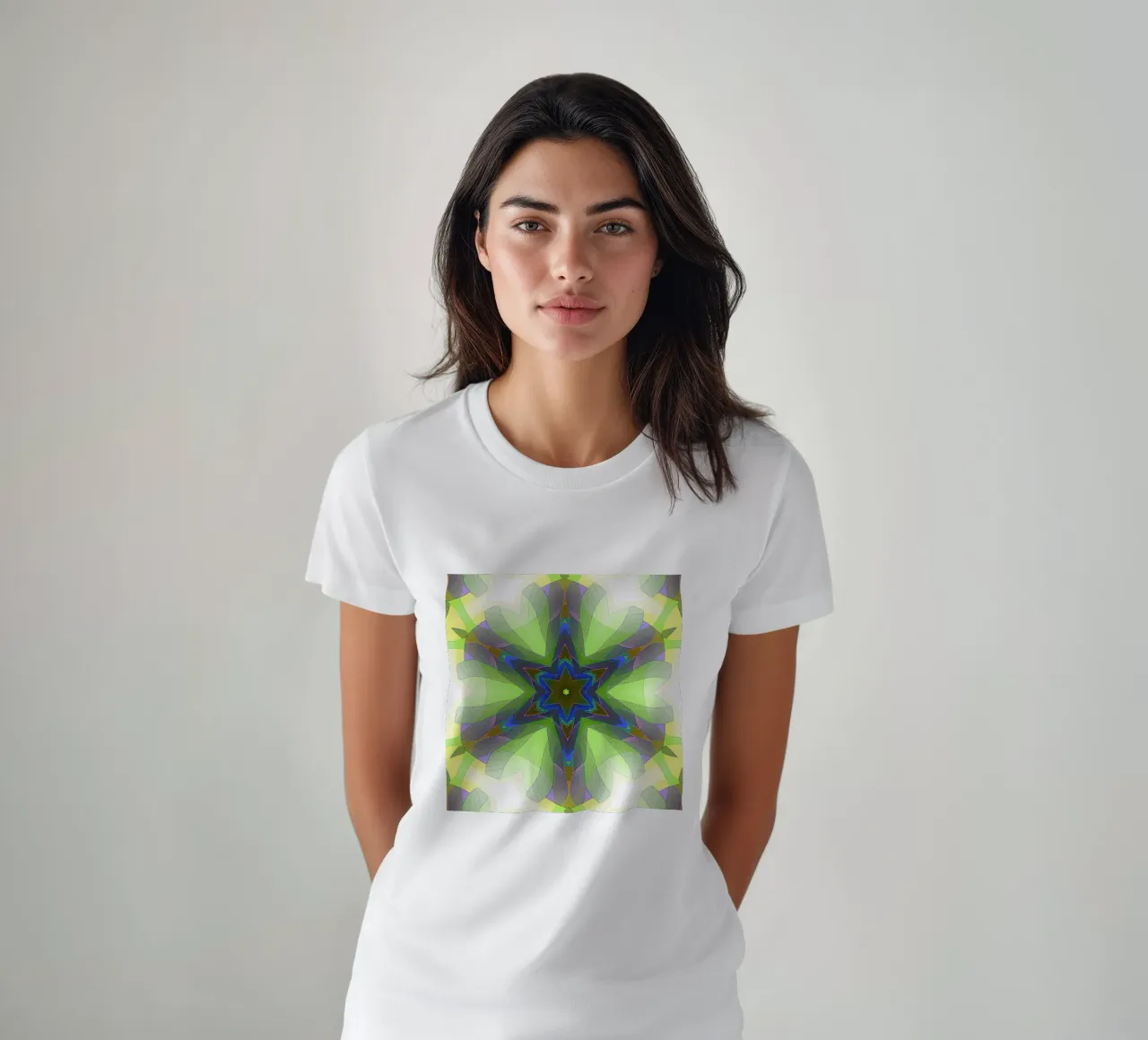 Kaléidoscope avec formes décorées dans les tons vert-jaune-bleu t-shirt de Gürsel Yesil Digital Art