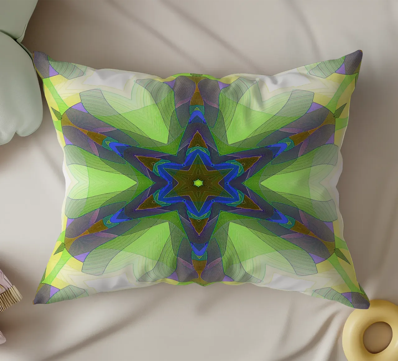 Kaléidoscope avec formes décorées dans les tons vert-jaune-bleu coussin de Gürsel Yesil Digital Art