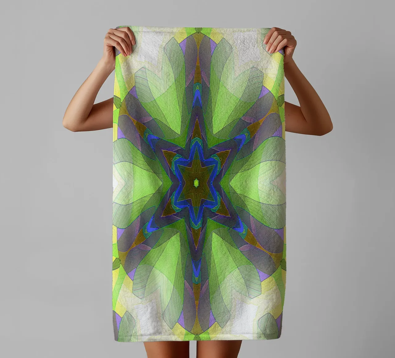 Kaléidoscope avec formes décorées dans les tons vert-jaune-bleu serviette de bain de Gürsel Yesil Digital Art