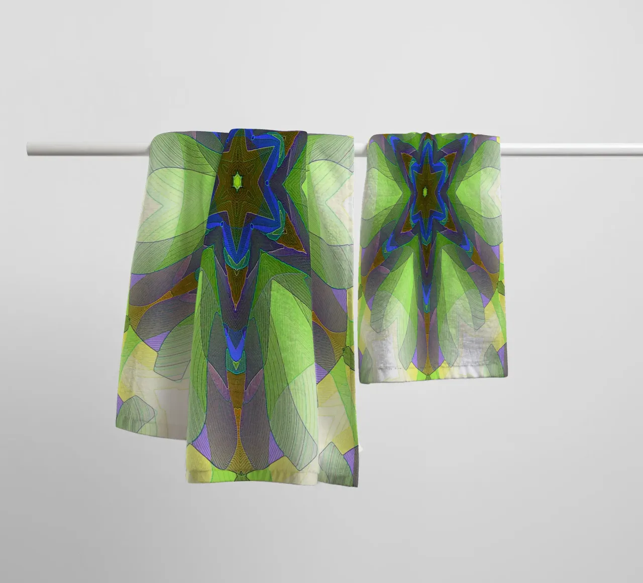 Kaléidoscope avec formes décorées dans les tons vert-jaune-bleu serviette de bain de Gürsel Yesil Digital Art