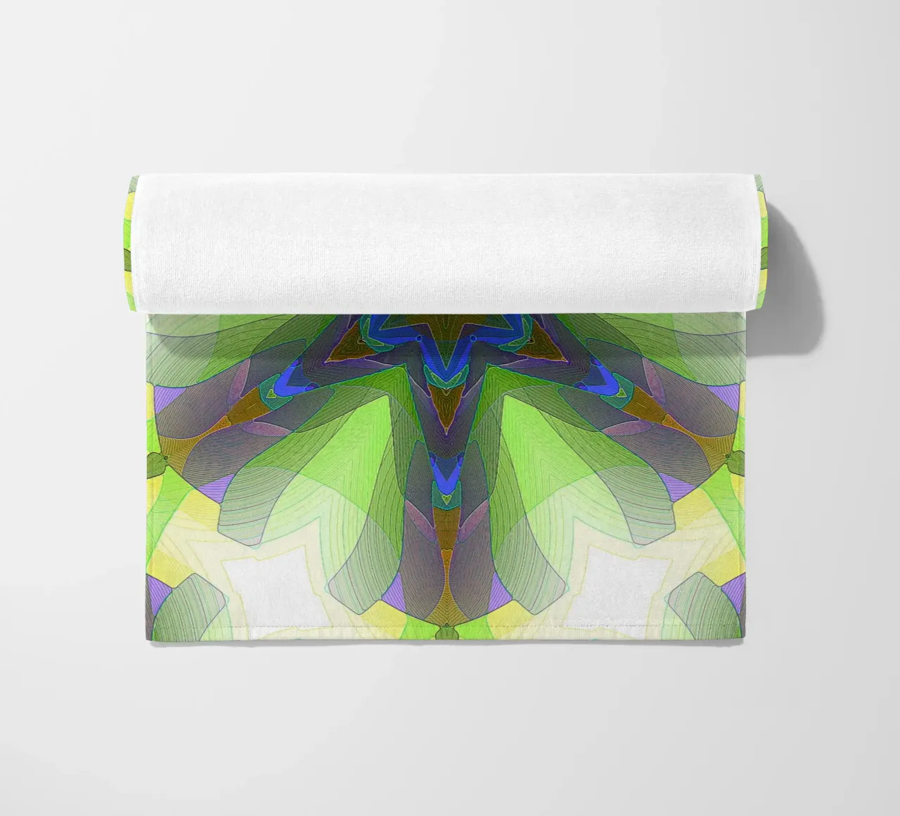 Kaléidoscope avec formes décorées dans les tons vert-jaune-bleu serviette de plage de Gürsel Yesil Digital Art