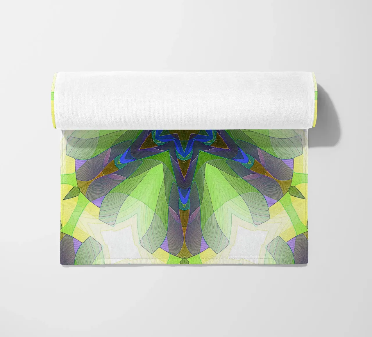 Kaléidoscope avec formes décorées dans les tons vert-jaune-bleu serviette de plage de Gürsel Yesil Digital Art