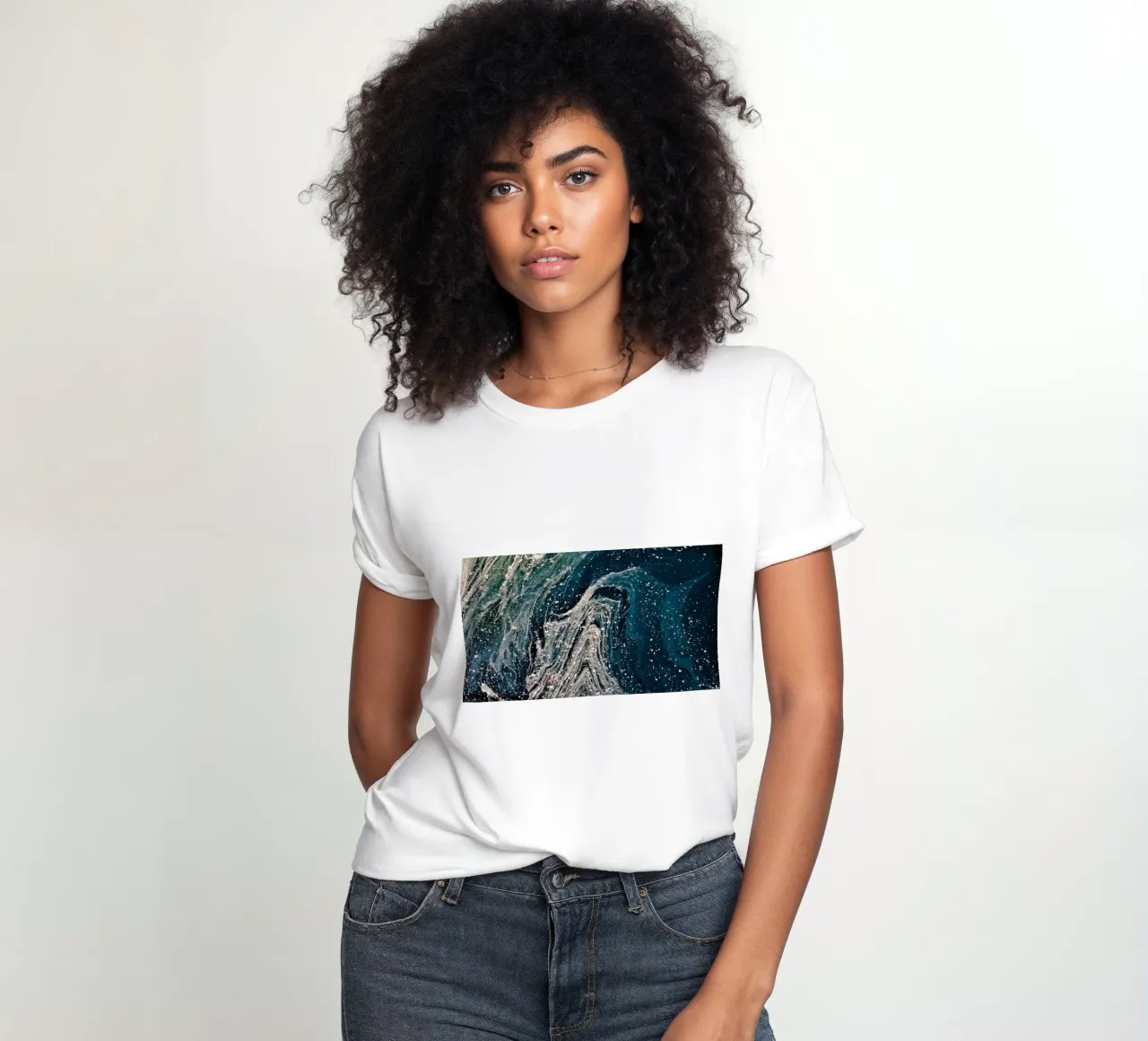 "Courants cosmiques tourbillonnants" - Gravure d'art abstraite marbrée et fluide t-shirt ajusté pour femmes de NorwesClub